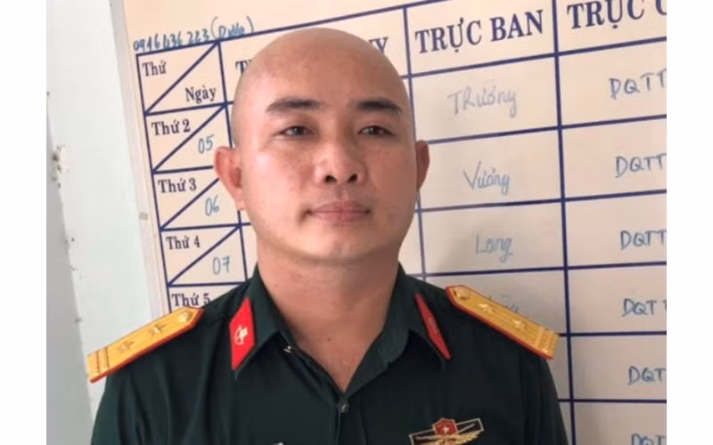 Đối tượng Văn Đức Hùng giả mạo trung tá quân đội để qua chốt kiểm soát. (Ảnh Công an cung cấp)