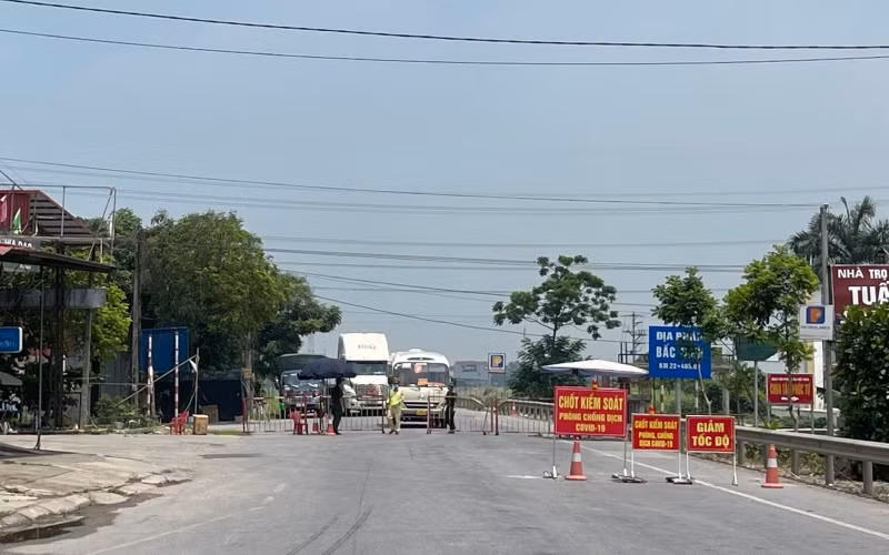Chốt kiểm soát Covid-19 trên quốc lộ 38 tiếp giáp giữa Hải Dương với Bắc Ninh trước giờ gỡ bỏ.