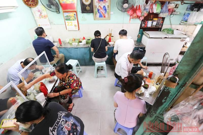 Hàng quán Hà Nội trong ngày đầu mở cửa trở lại sau giãn cách