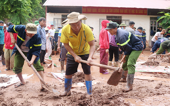 Đồng bào tôn giáo trên địa bàn xã Nậm Nhừ, huyện Nậm Pồ cùng cán bộ địa phương giúp Trường Phổ thông dân tộc bán trú tiểu học Nậm Nhừ khắc phục hậu quả lũ quét.