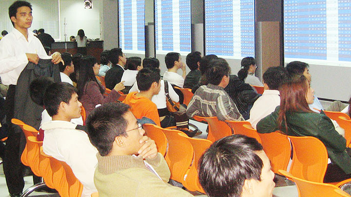 Lực mua lớn đẩy giá cổ phiếu tăng trong phiên giao dịch ngày 5-1. Ảnh: NAM HẢI