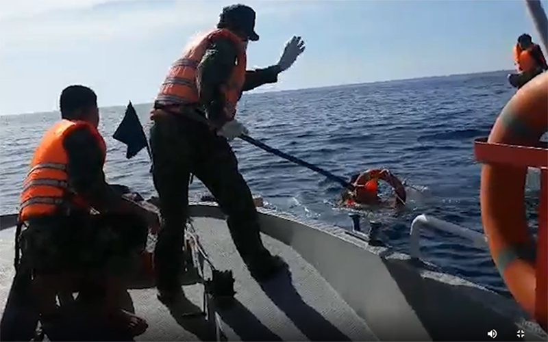 Lực lượng biên phòng tổ chức cứu nạn, cứu hộ.