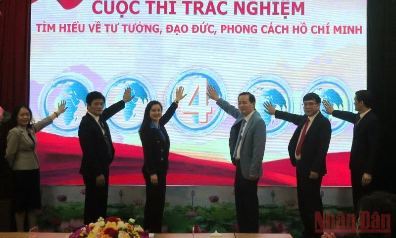 Ban tổ chức cuộc thi ấn nút mở phòng thi tại Ban Tuyên giáo Tỉnh ủy Lạng Sơn.
