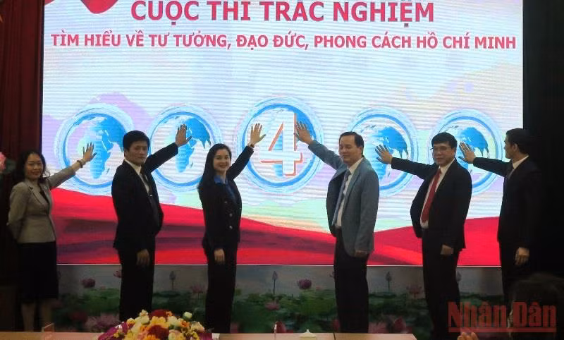 Ban tổ chức cuộc thi ấn nút mở phòng thi tại Ban Tuyên giáo Tỉnh ủy Lạng Sơn.