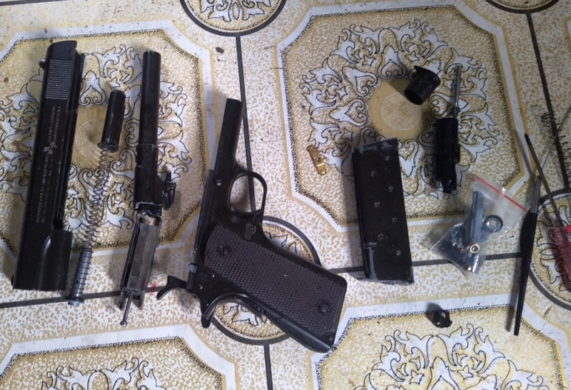 Vũ khí quân dụng và súng hỗ trợ bị thu giữ. (Ảnh: KHÁNH BÌNH)