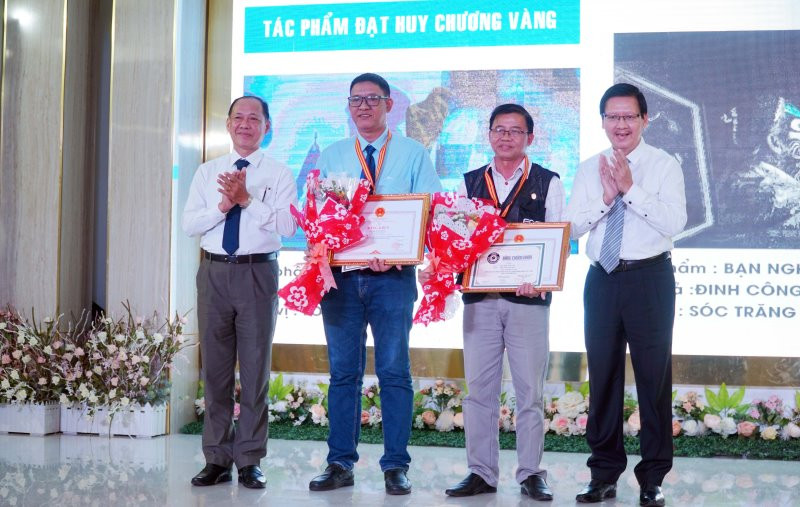 Trao thưởng tác giả đạt Huy chương vàng thể loại ảnh màu và đen trắng.