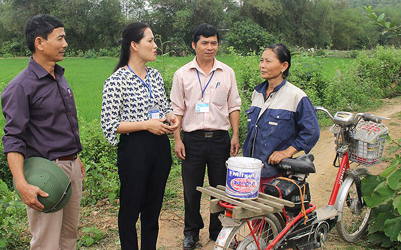 Cán bộ Ban Tuyên giáo Huyện ủy Đô Lương và xã Bồi Sơn (huyện Đô Lương, tỉnh Nghệ An) trao đổi với người dân về chủ trương phát triển kinh tế hộ. Ảnh: MAI HOA