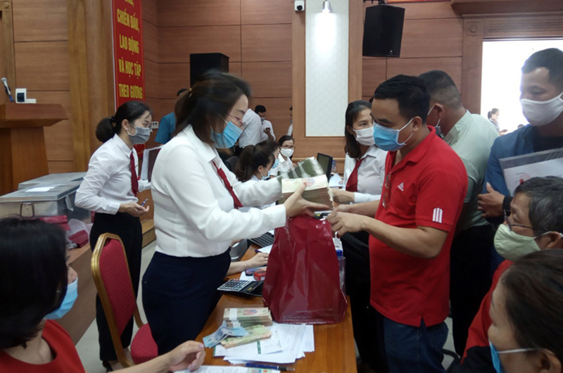 Các hộ dân trong vùng dự án nhận tiền hỗ trợ GPMB.