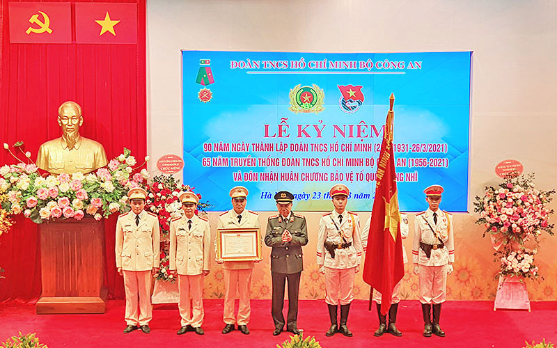 Đại tướng Tô Lâm trao Huân chương Bảo vệ Tổ quốc hạng Nhì tặng Đoàn TNCS Hồ Chí Minh Bộ Công an.