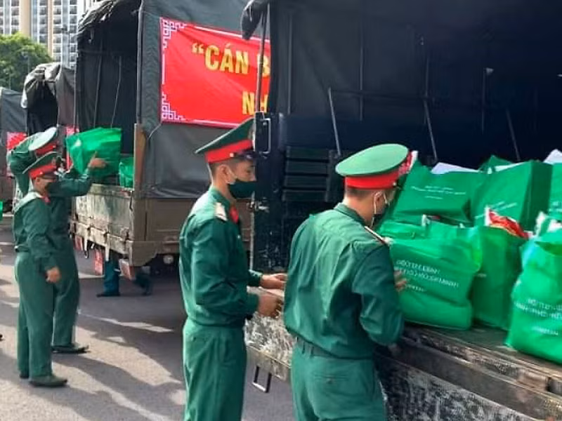 Cán bộ, chiến sĩ Bộ Tư lệnh TP Hồ Chí Minh chuẩn bị các phần quà để trao tặng cho người dân khó khăn trên địa bàn thành phố.