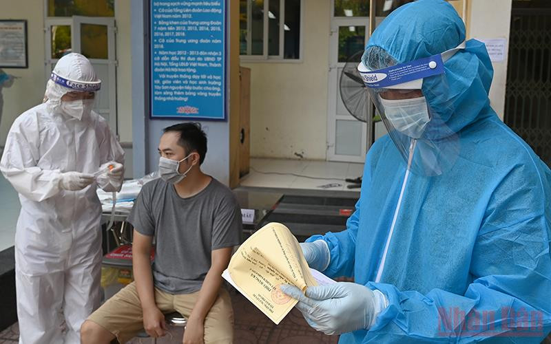 Nhân viên y tế Hà Nội làm nhiệm vụ lấy mẫu xét nghiệm. (Ảnh: DUY LINH)