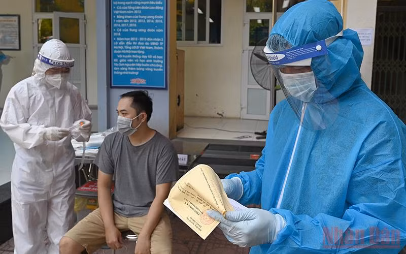 Nhân viên y tế Hà Nội làm nhiệm vụ lấy mẫu xét nghiệm. (Ảnh: DUY LINH)