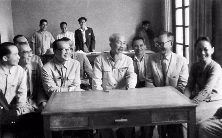 Chủ tịch Hồ Chí Minh nói chuyện với các đại biểu trí thức Quốc hội khóa III. Ảnh: MAI NAM