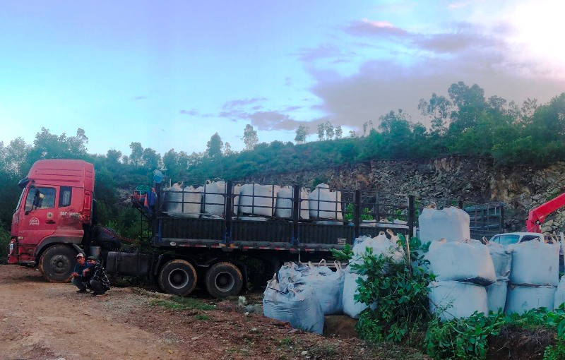 Ô-tô chở chất thải đang xuống tải ở thị trấn huyện Nông Cống bị tạm dừng.