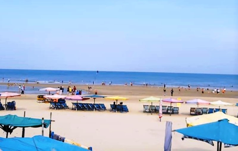 Chưa khi nào giữa mùa du lịch nhưng Bãi Sau (TP Vũng Tàu) lại vắng vẻ như hiện nay.