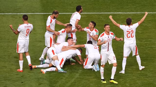 Các cầu thủ Serbia ăn mừng bàn thắng (Ảnh: FIFA)