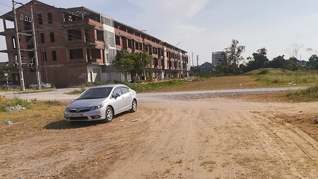 Do vướng một số hộ dân mà tuyến đường 72 mét ở TP Vinh vẫn chưa hoàn thành sau hơn 10 năm xây dựng.