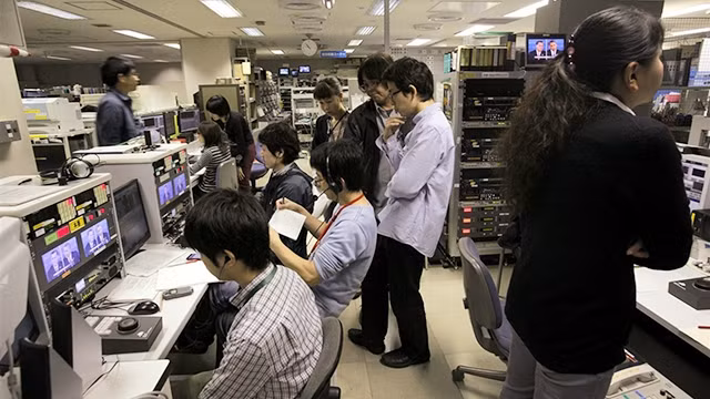 Làm việc thêm giờ là thói quen của lao động trẻ tại Nhật Bản. Ảnh: THE NEW YORK TIMES