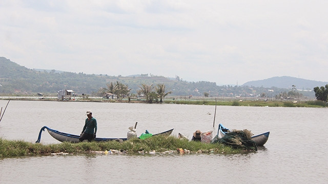 Rác rên trôi về đầm Ô Loan.