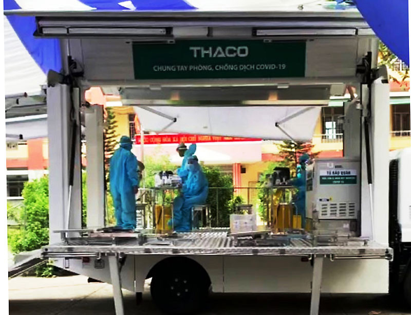 Xe tiêm vaccine phòng Covid-19 lưu động cho những khu vực điểm nóng, nguy cơ cao, người dân không được phép rời khỏi nhà.