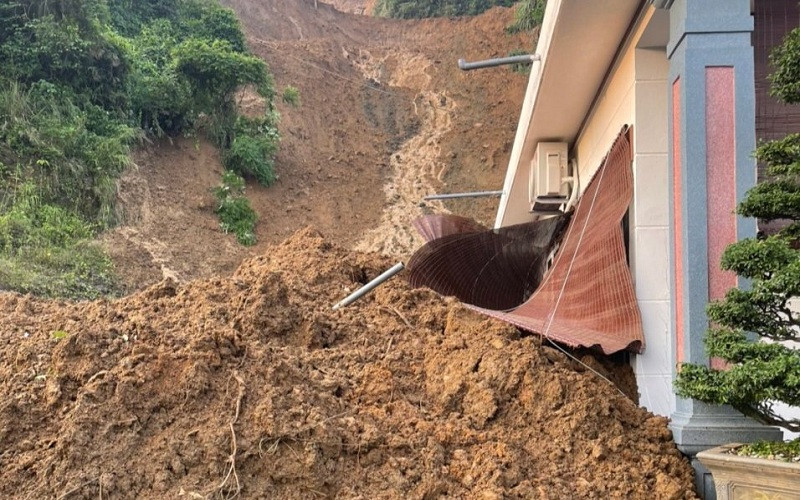 Hiện trường vụ sập bờ tường làm nhiều người thương vong.