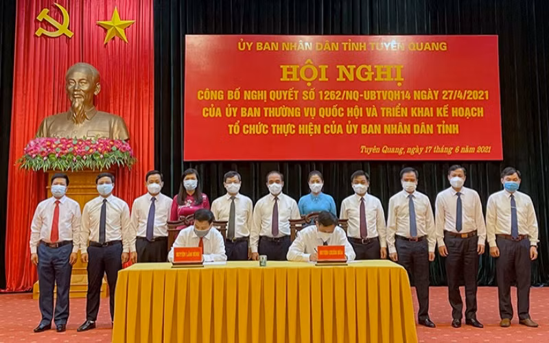 Lãnh đạo tỉnh Tuyên Quang chứng kiến lễ ký bàn giao trách nhiệm quản lý giữa huyện Chiêm Hóa và huyện Lâm Bình.