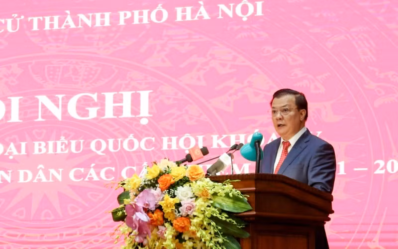 Đồng chí Đinh Tiến Dũng, Ủy viên Bộ Chính trị, Bí thư Thành ủy phát biểu tại hội nghị. 