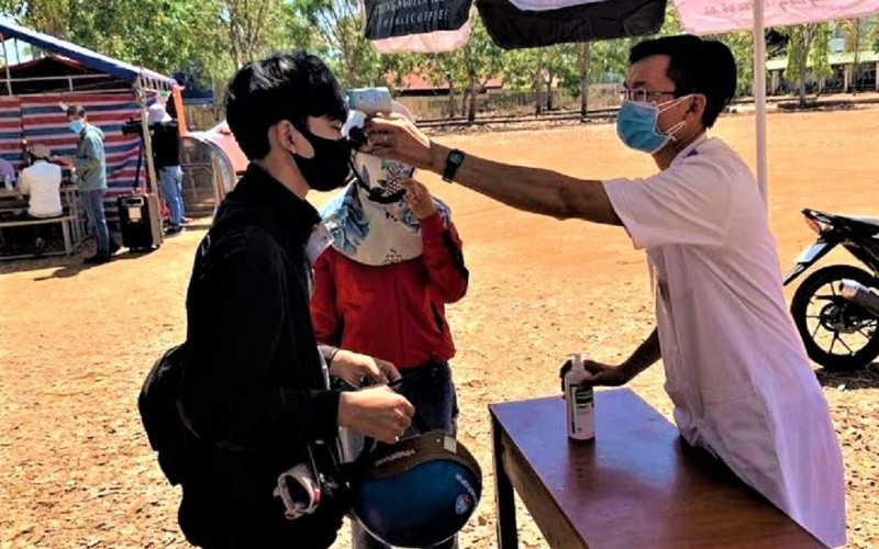 Các ngành chức năng tỉnh Đắk Lắk kiểm tra thân nhiệt người từ TP Hồ Chí Minh về.