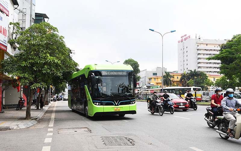 Ngày 8/4/2021, chiếc xe buýt điện thông minh đầu tiên của Việt Nam được đưa vào vận hành thử nghiệm trên tuyến đường TP Hà Nội. 