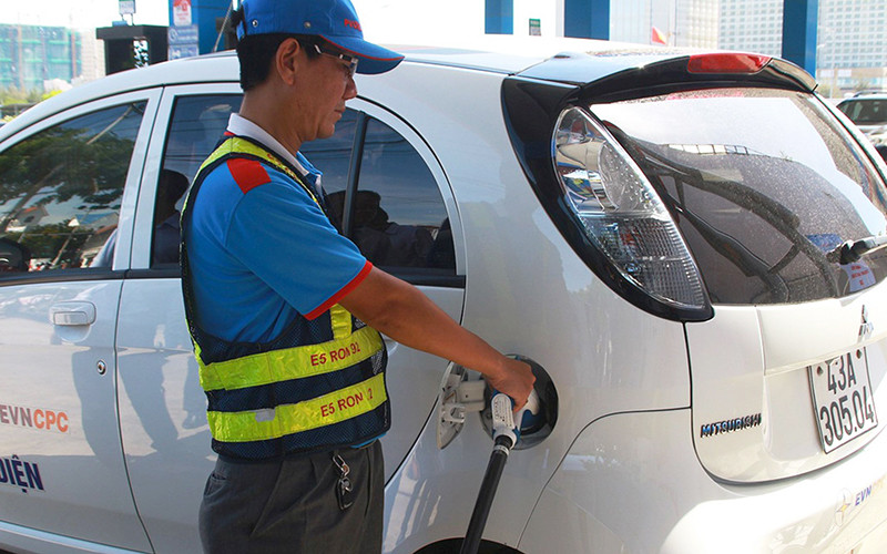 Trạm sạc ô-tô điện đầu tiên ở Ðà Nẵng. Ảnh: Hoàng Sơn