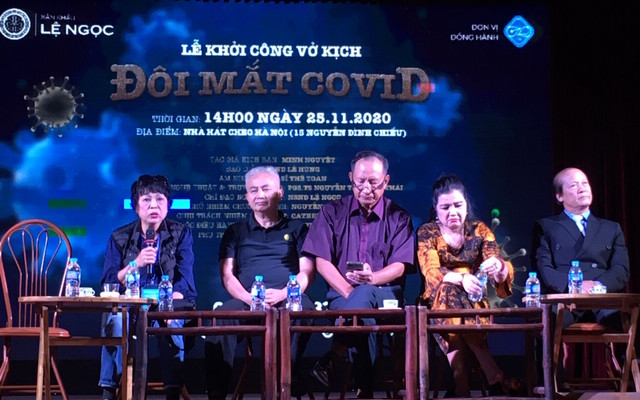 Ekip sáng tạo trao đổi về vở diễn trong lễ khởi công