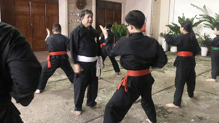 Võ sư Hồ Văn Tường hướng dẫn thế võ cho các môn sinh.