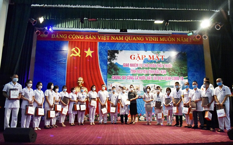 Tặng quà, động viên đoàn công tác lên đường thực hiện nhiệm vụ. 