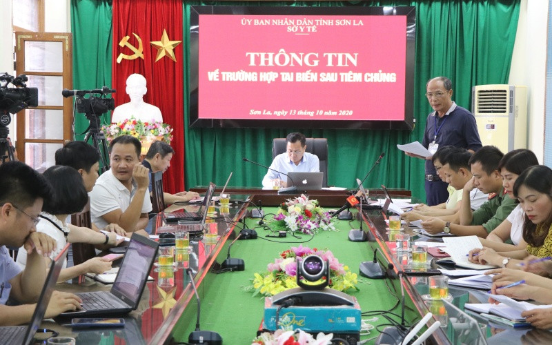 Buổi họp thông tin việc liên quan đến cháu bé bị tử vong sau tiêm chủng.