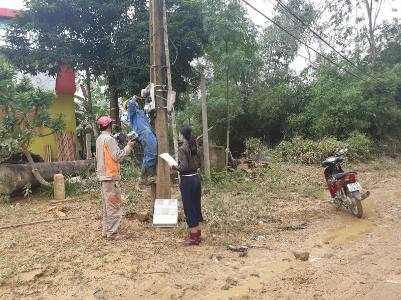 Điện Lực Thanh Chương huy động nhân lực, tập trung thay hơn 400 công tơ điện bị ngập trong lũ ở xã Thanh Mỹ.