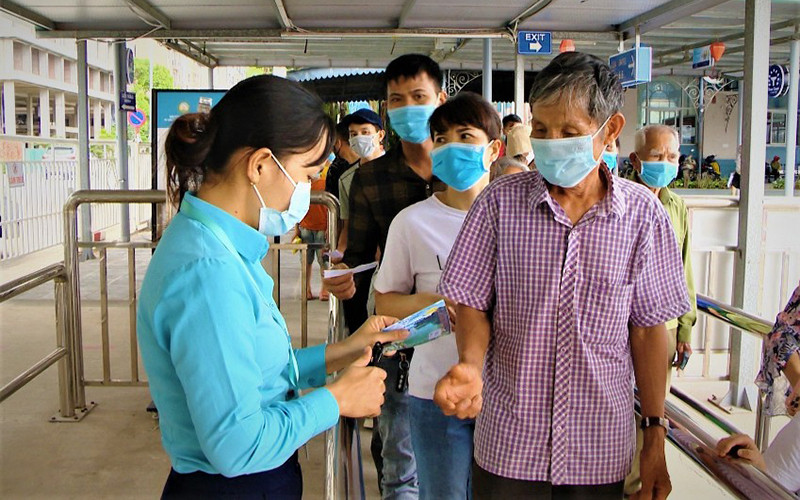 Ảnh: Du khách đến Hạ Long - Quảng Ninh tăng trong dịp nghỉ lễ 30-4 và 1-5.