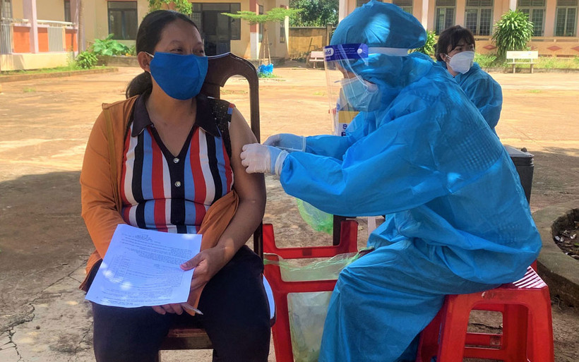 Tiêm vaccine phòng Covid-19 cho người dân thành phố Buôn Ma Thuột.