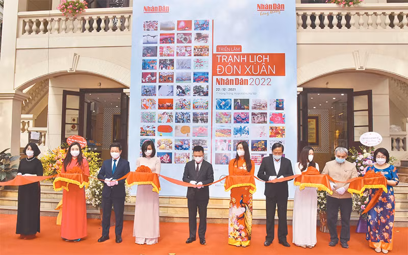 Hoạt động triển lãm Tranh lịch đón xuân Nhâm Dần do Nhân Dân hằng tháng tổ chức ngày 22/12/2021. Ảnh: Trần Hải