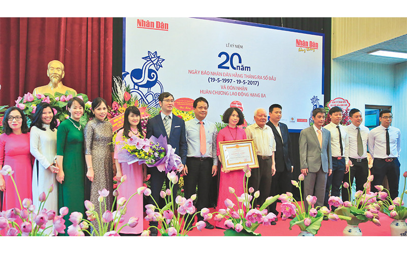 Báo Nhân Dân hằng tháng vinh dự đón nhận Huân chương Lao động hạng Ba tại Lễ kỷ niệm 20 năm ngày báo ra số đầu (19/5/2017). Ảnh: Hồng Vĩnh