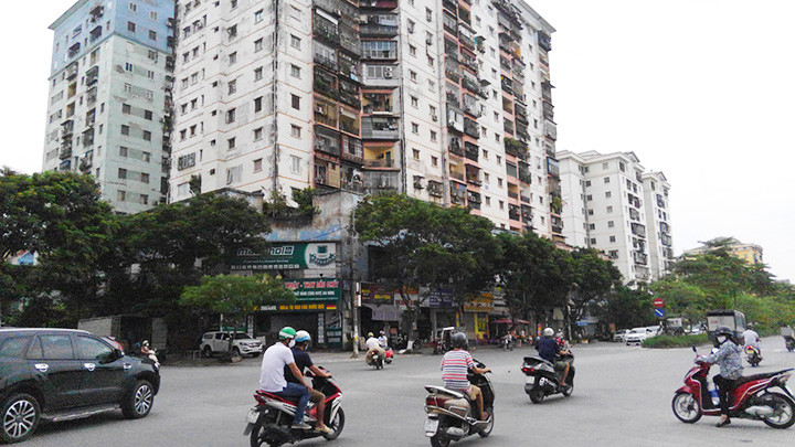 Khu tái định cư Đền Lừ (quận Hoàng Mai) đã xuống cấp trầm trọng sau hơn chục năm đi vào sử dụng.