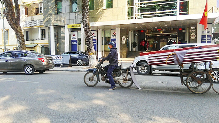 Xe cũ, nát vẫn lưu thông trên đường dù không bảo đảm an toàn.