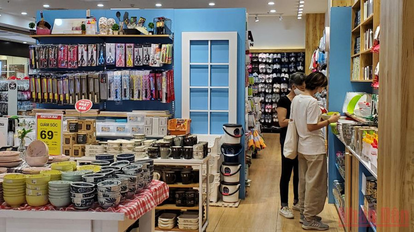 Mua sắm tiêu dùng tại một cửa hàng tiện dụng.