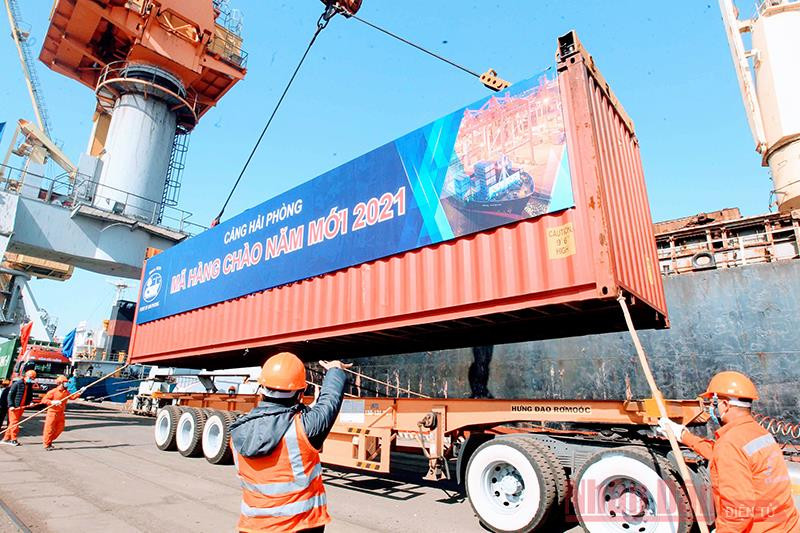 Cảng Hải Phòng đón mã hàng đầu tiên của năm 2021.