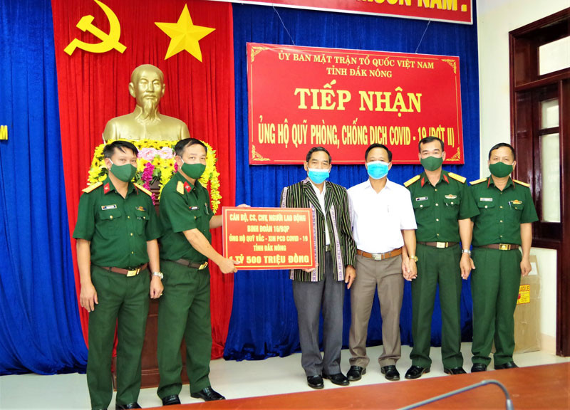 Lãnh đạo Binh đoàn 16 trao 1,5 tỷ đồng cho đại diện tỉnh Đắk Nông.