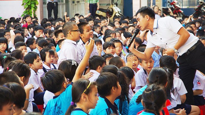 Nhà văn Văn Thành Lê giao lưu với học sinh Trường tiểu học Nguyễn Khuyến, quận Tân Bình (TP Hồ Chí Minh).