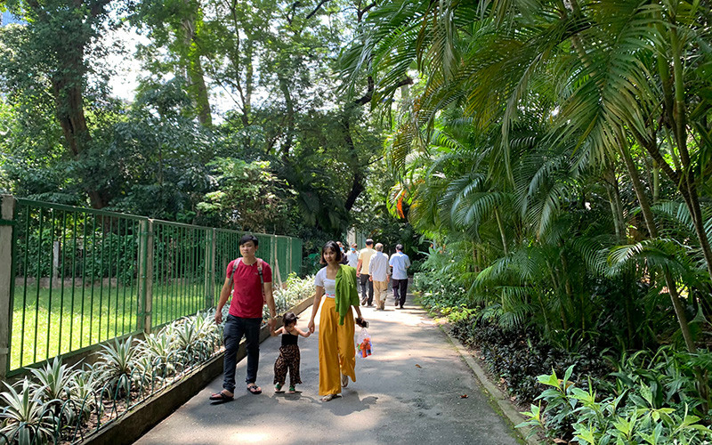 Du khách tham quan Thảo Cầm Viên trong ngày 2-9.