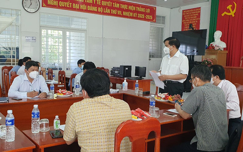 PGS Đào Xuân Cơ biểu dương những kết quả đã đạt được trong công tác phòng, chống dịch Covid-19 của đội ngũ nhân viên y tế tại Trung tâm Y tế Châu Thành.