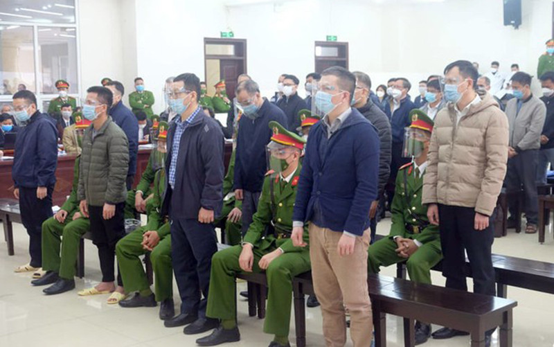 Các bị cáo nghe tuyên án.