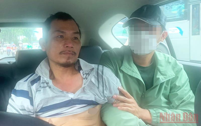 Đoàn Trân (trái) đang được di lý về Quảng Trị tiếp tục phục vụ điều tra.