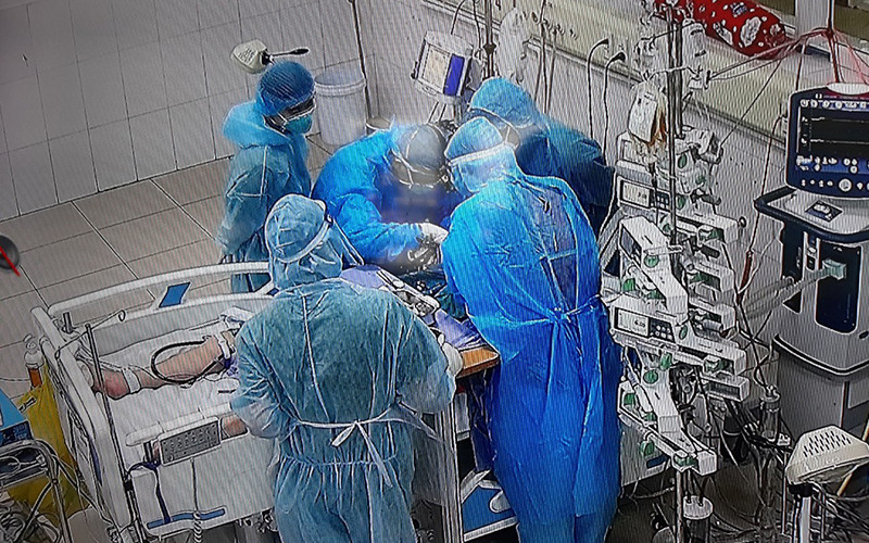 Các bác sĩ trực 24/24 để giành giật sự sống cho bệnh nhân. 